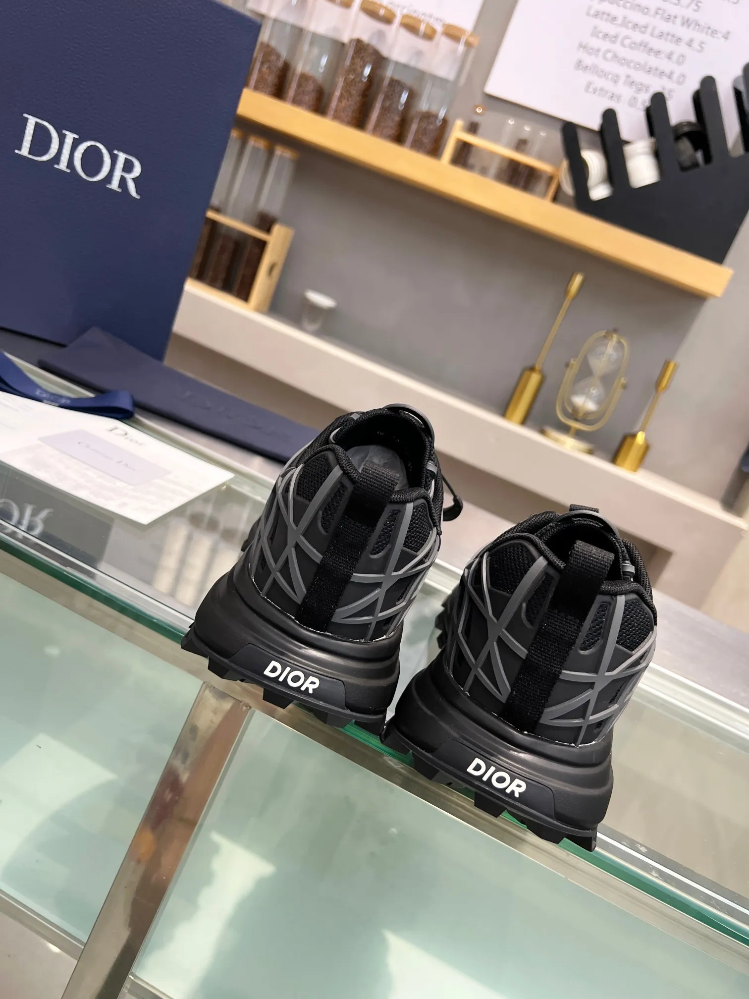 👟👟Ex-factory price 640👟👟 Dior 2023 new style 🆕Low-top B31 Runner sneakers Material: Carefully made of imported mesh fabric, with curved rattan plaid injection molded rubber to enhance the style, a new interpretation of classic patterns, highlighting a futuristic style. Di~r logos adorn the tongue and front, perforations accentuate the hiking style, and a CD Diamond drawstring adds technical appeal. The textured, notched platform is crafted from rubber for optimal traction, and a reinforced heel adds to the comfort. Can be paired with sportswear and casual outfits to create a sophisticated look. Size: Male 39-45 (female size will be released later)